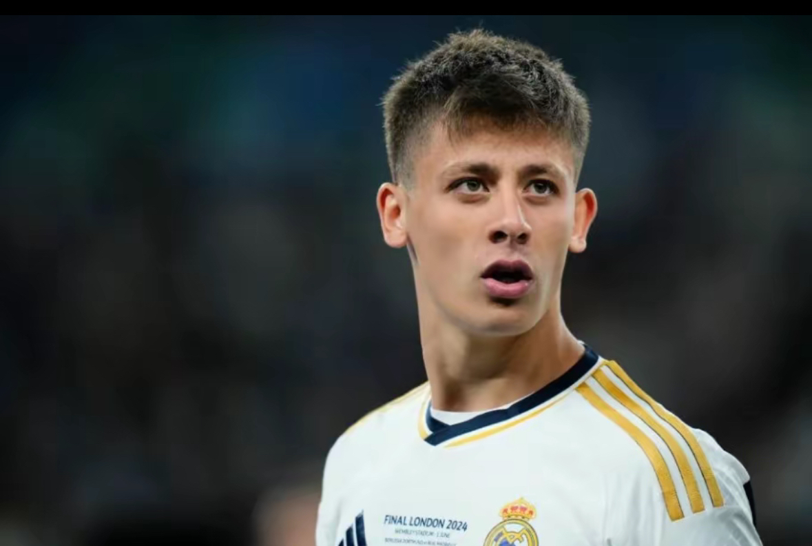 转会期皇家马德里调整名单以备欧超杯，回应争议环节打磨，气氛紧张，更衣室氛围转暖的简单介绍