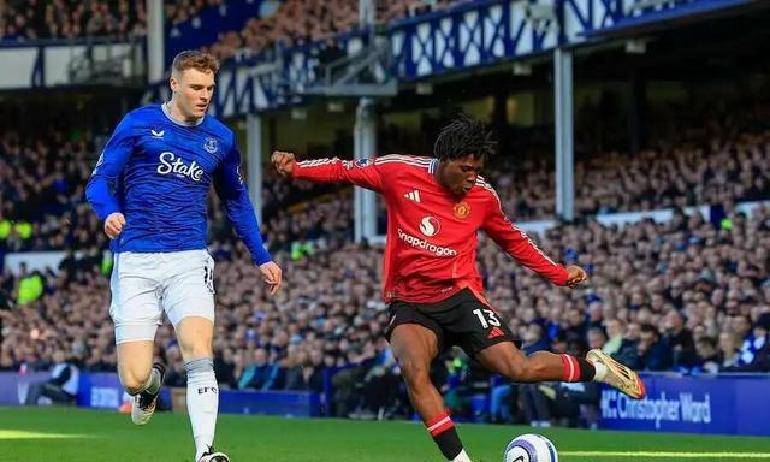 包含国王杯赛程吃紧，曼联今晚战术微调，质疑声仍在，年轻球员得到机会的词条